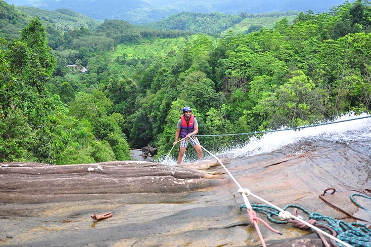 Waterfall Abseiling | Waterfall Abseiling in Kitulgala Sri Lanka | Waterfall Abseiling in Sri Lanka | Kitulgala Abseiling Waterfalls Sri Lanka
